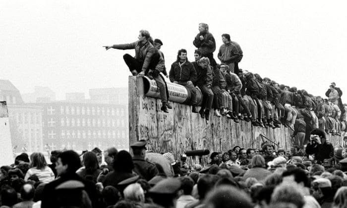 Berlin divarının yıxılmasından 37 il sonra